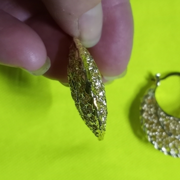 Goldtone basket Hoop filigree wire earrings - Picture 2 of 7